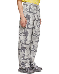 graue Camouflage Chinohose von Feng Chen Wang