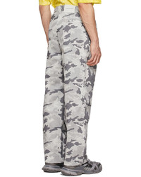 graue Camouflage Chinohose von Feng Chen Wang