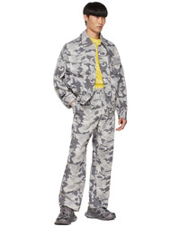 graue Camouflage Chinohose von Feng Chen Wang