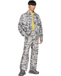 graue Camouflage Jeansjacke von Feng Chen Wang