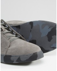 graue Camouflage Turnschuhe von Asos