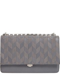 graue Clutch mit Chevron-Muster