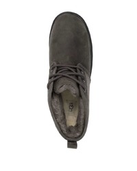 graue Chukka-Stiefel aus Leder von UGG