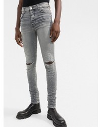 graue enge Jeans mit Destroyed-Effekten von Amiri