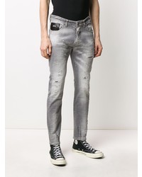 graue enge Jeans mit Destroyed-Effekten von John Richmond