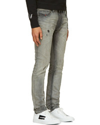 graue enge Jeans mit Destroyed-Effekten von Diesel