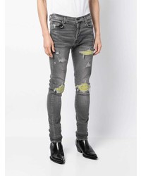 graue enge Jeans mit Destroyed-Effekten von Amiri