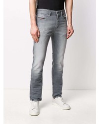 graue enge Jeans mit Destroyed-Effekten von Diesel