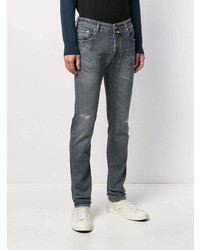 graue enge Jeans mit Destroyed-Effekten von Jacob Cohen