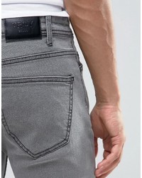 graue enge Jeans mit Destroyed-Effekten