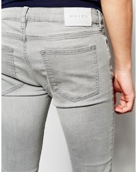 graue enge Jeans mit Destroyed-Effekten von WÅVEN