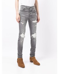 graue enge Jeans mit Destroyed-Effekten von Amiri