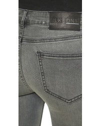 graue enge Jeans von BLK DNM