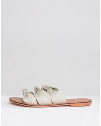 graue flache Sandalen aus Leder von Asos