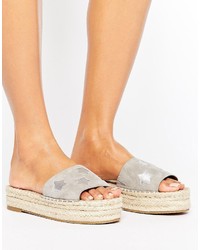 graue flache Sandalen mit Sternenmuster von Pull&Bear
