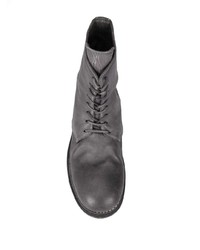 graue flache Stiefel mit einer Schnürung aus Leder von Guidi