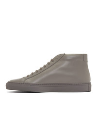 graue hohe Sneakers aus Leder von Common Projects