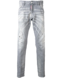 graue Jeans mit Destroyed-Effekten