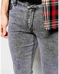 graue Jeans mit Destroyed-Effekten von Asos