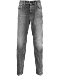graue Jeans mit Destroyed-Effekten von Diesel