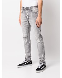 graue Jeans mit Destroyed-Effekten von Ksubi