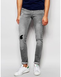 graue Jeans mit Destroyed-Effekten
