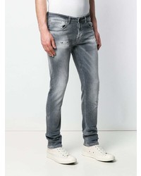 graue Jeans mit Destroyed-Effekten von Dondup