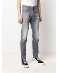 graue Jeans mit Destroyed-Effekten von Diesel