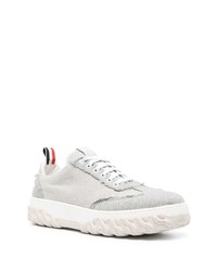 graue Jeans niedrige Sneakers von Thom Browne