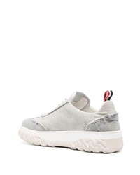 graue Jeans niedrige Sneakers von Thom Browne