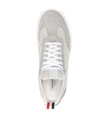 graue Jeans niedrige Sneakers von Thom Browne