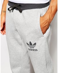 graue Jogginghose von adidas