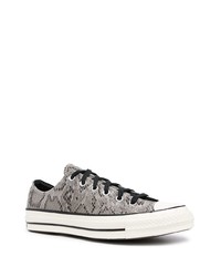 graue Leder niedrige Sneakers mit Schlangenmuster von Converse