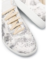 graue Leder niedrige Sneakers mit Schlangenmuster von Maison Margiela