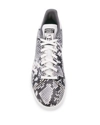 graue Leder niedrige Sneakers mit Schlangenmuster von adidas