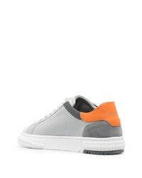 graue Leder niedrige Sneakers von Axel Arigato