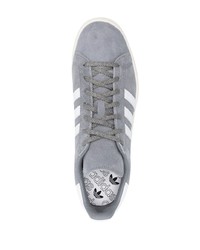 graue Leder niedrige Sneakers von adidas