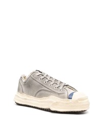 graue Leder niedrige Sneakers von Maison Mihara Yasuhiro