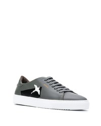 graue Leder niedrige Sneakers von Axel Arigato