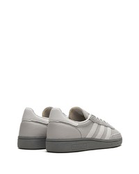 graue Leder niedrige Sneakers von adidas