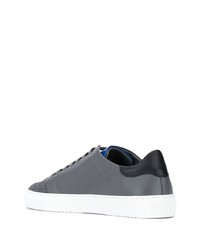 graue Leder niedrige Sneakers von Axel Arigato