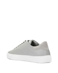 graue Leder niedrige Sneakers von Axel Arigato