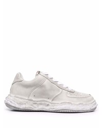 graue Leder niedrige Sneakers von Maison Mihara Yasuhiro