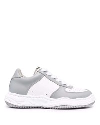 graue Leder niedrige Sneakers von Maison Mihara Yasuhiro