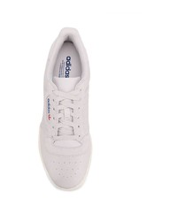 graue Leder niedrige Sneakers von adidas