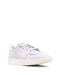 graue Leder niedrige Sneakers von adidas