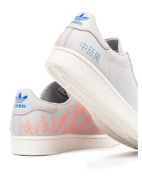 graue Leder niedrige Sneakers von adidas