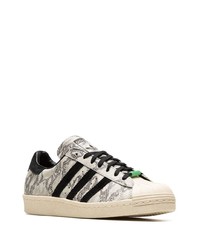 graue niedrige Sneakers mit Schlangenmuster von adidas