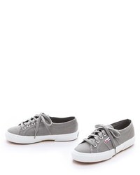 graue niedrige Sneakers von Superga