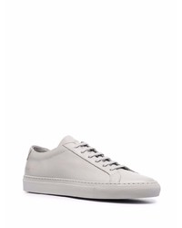 graue niedrige Sneakers von Common Projects